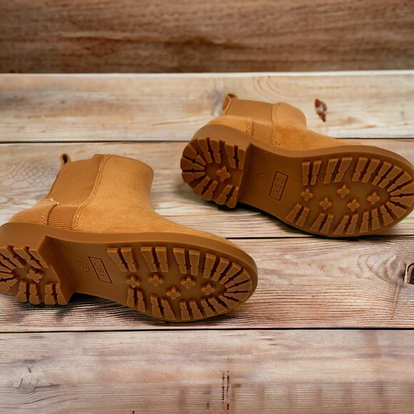 Girls lug sole  chunky heel Chelsea ankle boots. Round toe size 9 girls. B10 - Picture 3 of 8